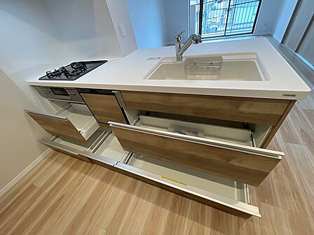 キッチンの引き出し収納は、調理器具や食器をすっきりと整理できます。奥まで見渡せる構造で、毎日の家事をサポートします。