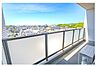 バルコニー：開放的なバルコニーから青空と街並みを一望。日当たりの良い空間で、心地よい風を感じながらリラックスタイムを。