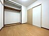 その他：明るい木目調のフローリングとホワイトの壁が清潔感あふれるお部屋です。収納も備え、快適な暮らしをサポートします。
