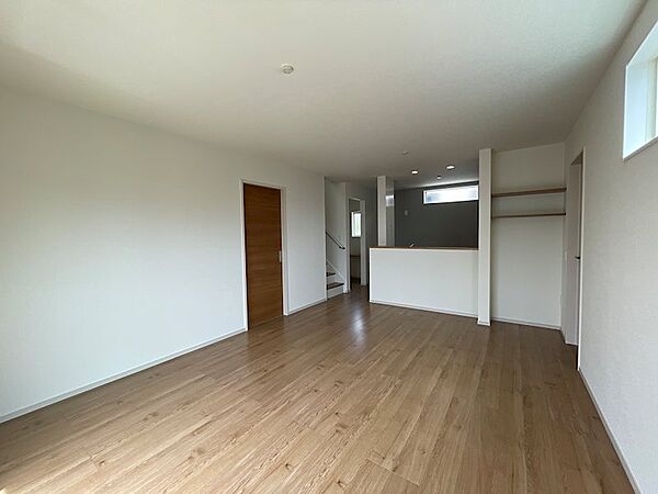 明るい木目の床と白壁が開放的なリビング。家具の配置がしやすいシンプルな空間で、あなたらしい暮らしをデザインできます。