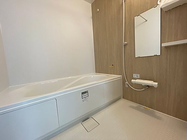 一日の疲れを癒すユニットバス。追い焚き機能付きで、いつでも温かい湯船に浸かれます。浴室乾燥機も備わり、雨の日の洗濯も安心です。