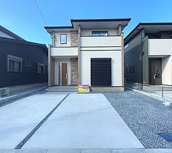 外観:洗練された外観デザインの一戸建て。並列駐車可能なスペースで、来客時も安心です。開放感のある青空の下、新生活をスタートしませんか。 外観:洗練された外観デザインの一戸建て。並列駐車可能なスペースで、来客時も安心です。開放感のある青空の下、新生活をスタートしませんか。