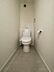 トイレ：清潔感のあるシンプルなデザインのトイレです。温水洗浄便座を設置し、快適にご利用いただけます。