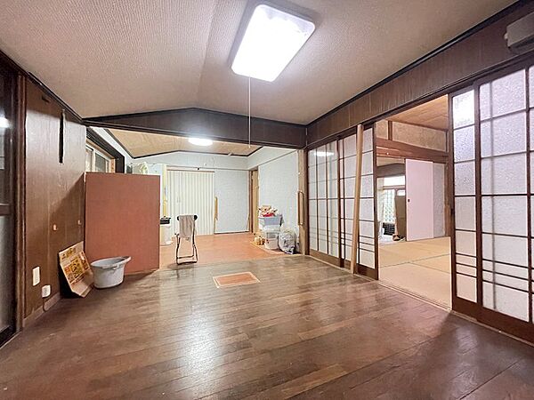 広々としたリビングは、和室と繋がる開放的な空間です。ご家族との団らんや、お好みの家具を置いて自分だけの空間づくりが楽しめます。