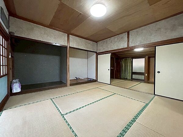 趣のある和室は、落ち着いた空間を演出します。収納も充実しており、ゆとりのある暮らしが叶います。