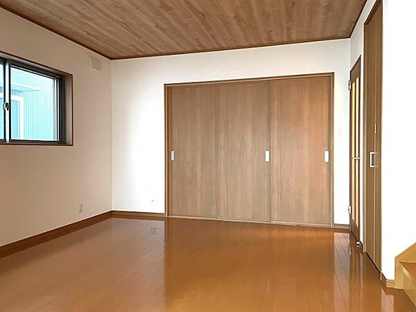 温かみのある木目調の天井が特徴のリビング。たっぷりの収納スペースで、すっきりとした暮らしが叶います。