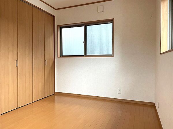 収納力のあるクローゼットを備えた居室は、明るい木目調のフロアが魅力。プライベートな時間を快適に過ごせる空間です。