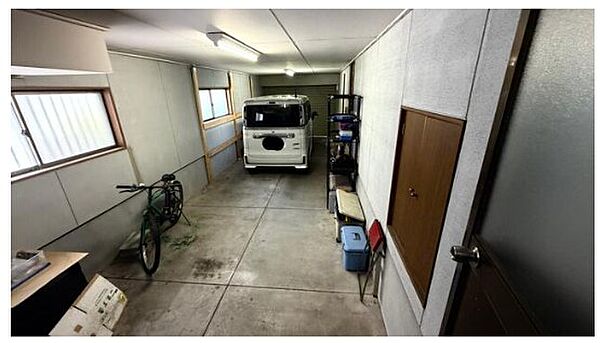シャッター付き車庫には小型車2台完備！雨や雪、飛来物や紫外線から大切なお車を守ります☆バイクや自転車、アウトドア用品の置き場にも最適ですね