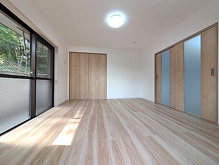 明るい光が差し込むお部屋。たっぷり収納できるクローゼットもあり、寝室やお子様部屋にもおすすめです。
