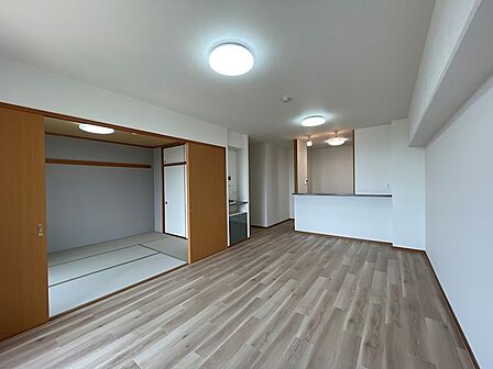 フローリングのLDKと和室が一体となり、広々とした空間です。カウンターキッチンで、家族との会話も弾みます。