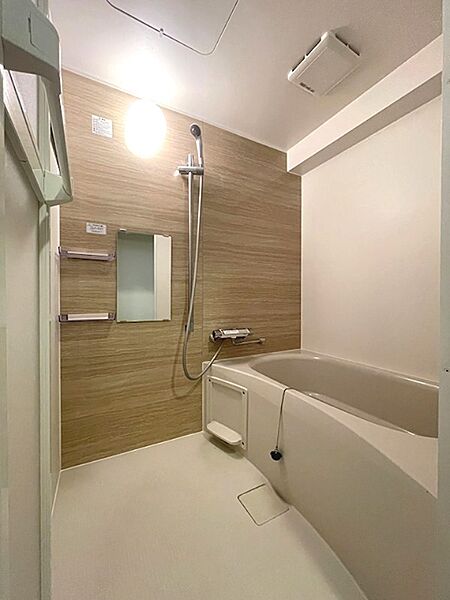 木目調の壁が温もりを感じさせる浴室、換気乾燥機能も備わっています。