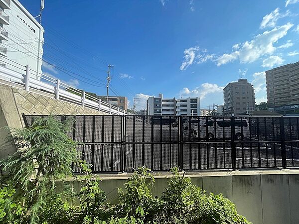 青空と白い雲が広がる開放的な眺望。日当たりの良い環境で、心地よい毎日を過ごしませんか。