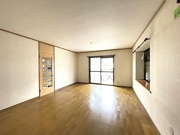 明るい陽光が差し込むリビングは、家族との穏やかな時間を育む空間。家具の配置も自由自在で、理想のライフスタイルを実現できます。
