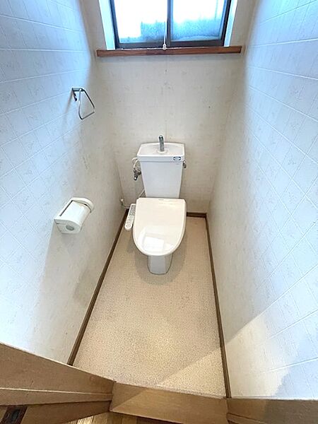 明るい光が差し込む窓のあるトイレ。ウォシュレット付きで、日々快適にお過ごしいただけます。清潔感のある空間で、心地よいひとときを。