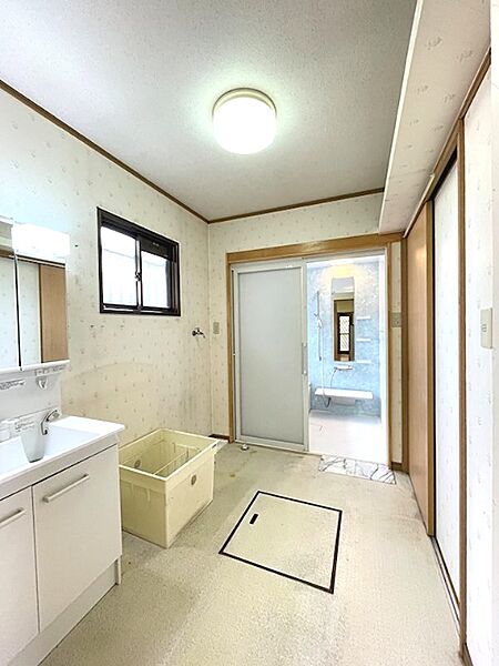 広々とした洗面所は、毎日を快適に過ごせるゆとりの空間。窓から自然光が差し込み、明るい雰囲気を演出します。リフレッシュできるバスタイムを。