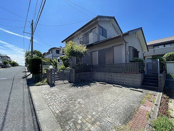 敷地内にゆとりの駐車場スペースを確保。お車をお持ちの方にも安心です。