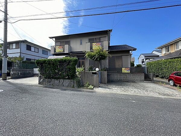 閑静な住宅街に佇む、落ち着いた雰囲気の一戸建てです。前面道路は車の通りも少なく、穏やかな暮らしが期待できます。