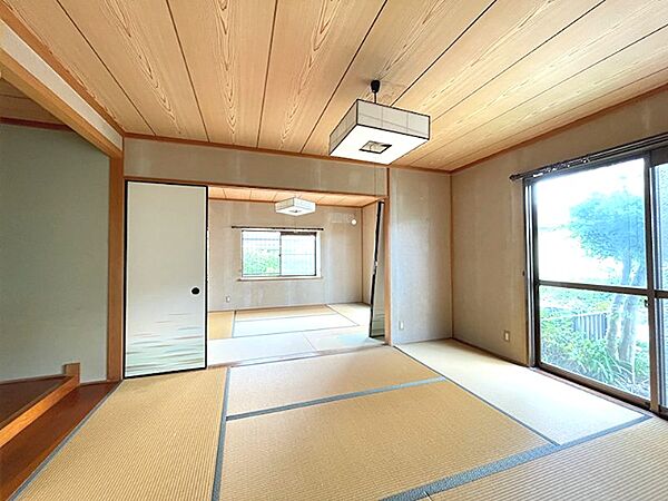 落ち着いた和室は、陽光が差し込む縁側と襖で繋がる空間。多様な過ごし方ができる、趣ある住まいです。