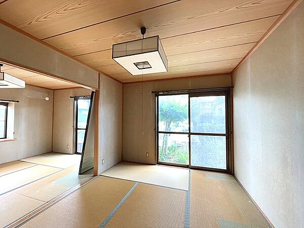 陽光が差し込む和室は、落ち着いた時間を過ごせる空間。襖を開放すれば、二間続きの広々とした空間に。