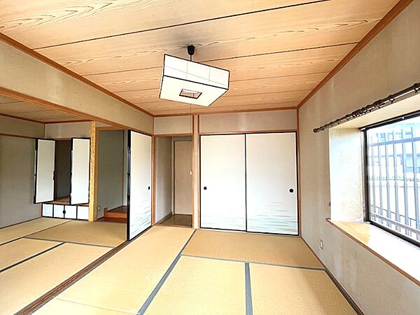 和室の落ち着いた空間は、心安らぐひとときを提供します。来客時のおもてなしにも、日々のくつろぎにも最適な和室です。