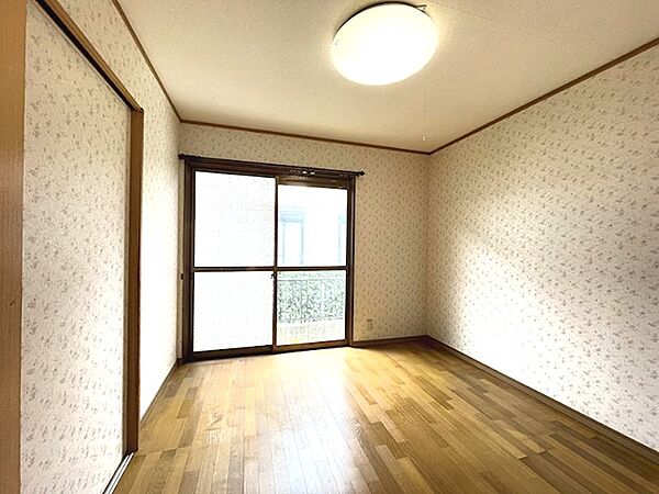 明るい日差しが差し込む洋室は、フローリング仕様でどんな家具にも合わせやすい空間です。収納も完備しており、居室としても書斎としても活用できます。