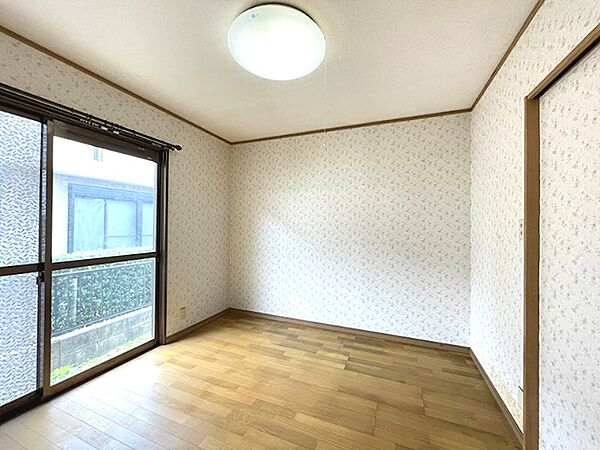 木の温もりを感じるフローリングと、柔らかな壁紙が調和した居室。窓から差し込む光が心地よい空間を演出します。自分らしいアレンジで快適なプライベート空間を創造できます。