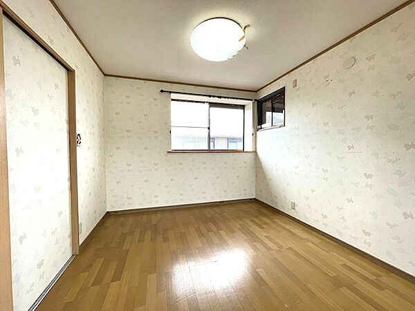 明るい光が差し込むお部屋は、お子様の成長を見守る空間や、書斎としてもお使いいただけます。収納も完備しており、生活空間をすっきりと保てます。