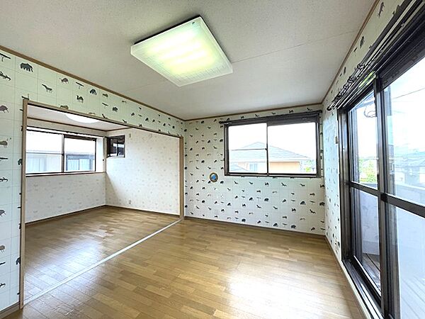 お子様の成長に合わせて使える2部屋。開放的な窓から光が差し込む明るいお部屋です。
