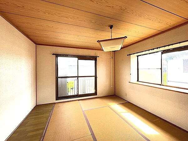 日差しが差し込む和室は、読書や趣味の空間として心安らぐ時間を提供します。木目調の天井が温かみを添え、窓から望む景色が開放感を演出。