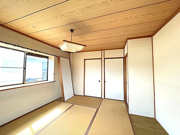 趣のある和室は、落ち着いたひとときを過ごすのに適しています。窓から差し込む光が心地よい空間を演出します。