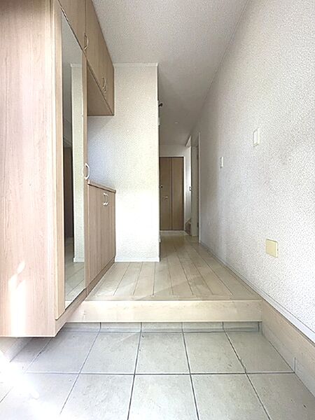 姿見付きのシューズボックスで、お出かけ前の身だしなみチェックもスムーズに。明るい玄関が住まいを彩ります。
