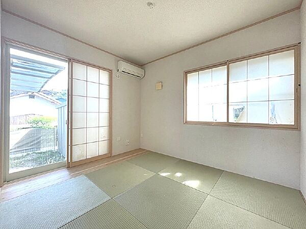 縁側のある和室は、陽光が差し込み、穏やかな時間が流れます。畳の上でくつろぎ、四季の移ろいを感じる空間です。