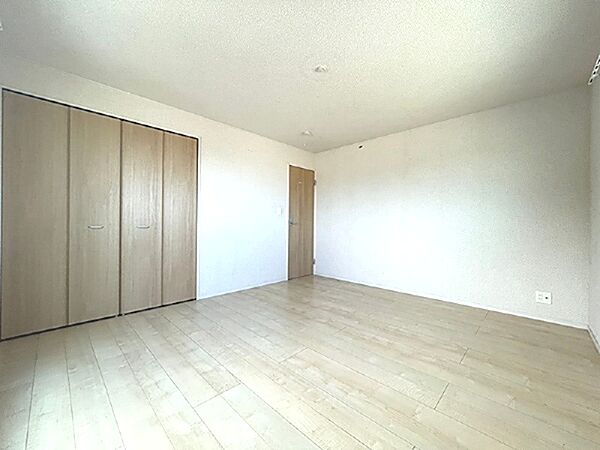 明るいフローリングと大きな収納が魅力の居室。お好みの家具を配置して、快適なプライベート空間を創造できます。
