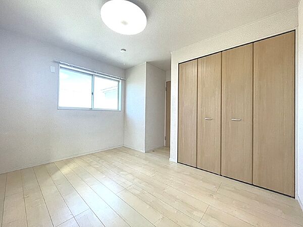 収納力のあるクローゼットを備えた洋室。窓から光が差し込む明るい空間で、お子様部屋や書斎としても活用できます。
