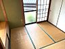 その他：伝統的な和室で、障子から柔らかな光が差し込みます。畳の上でゆったりと過ごす時間はいかがでしょうか。