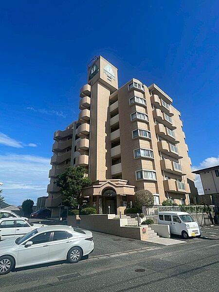 青空に映える、どっしりとした佇まいのマンション。丸みのあるバルコニーが連なり、特徴的な外観を演出。落ち着いた住環境で、新たな暮らしを始めてみませんか。