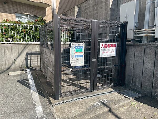 敷地内に専用ゴミ置き場がございます。曜日ごとに分別ルールが設けられており、毎日清潔に保たれています。
