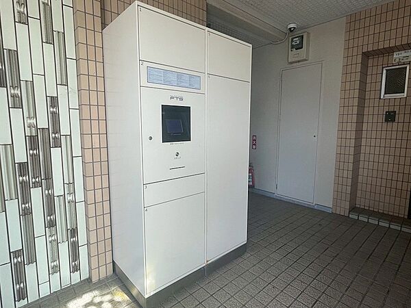 不在時でも荷物を受け取れる宅配ボックスを完備。忙しい日々をサポートする便利な設備です。