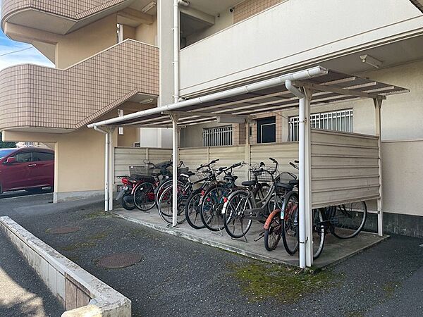屋根付きの駐輪場を完備しています。雨の日も大切な自転車が濡れにくい仕様です。毎日の通勤・通学に自転車をご利用の方にもおすすめです。