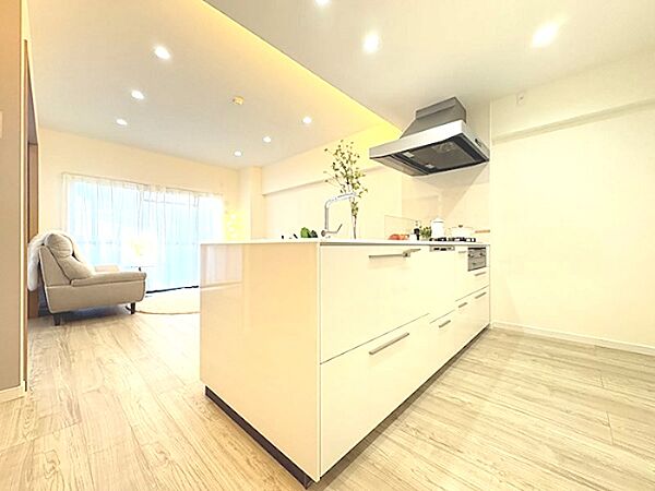 リビングと一体になったオープンキッチンは、お料理中も家族との会話が弾みます。明るい色合いのフローリングとキッチンの組み合わせは、空間に広がりをもたらし、日々の暮らしを彩ります。