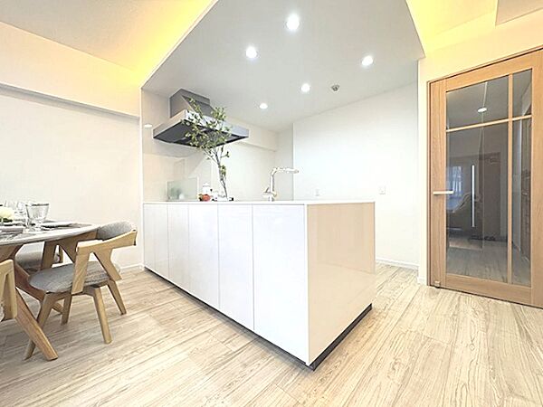 洗練されたデザインのシステムキッチンは、料理の時間も楽しく演出。ダイニング一体型で、家族との会話も弾みます。