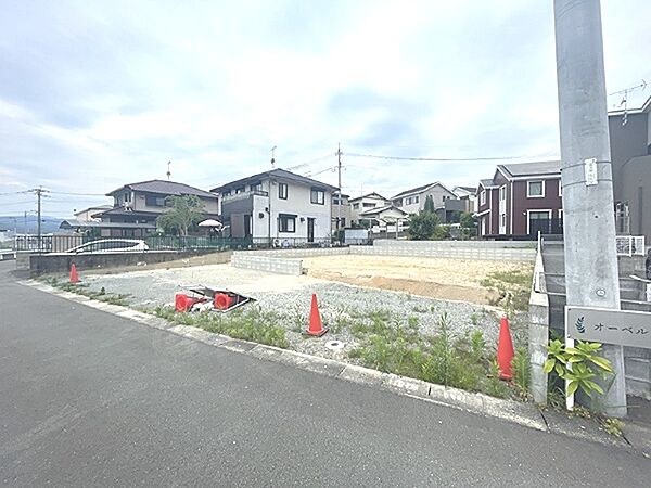 整備された住宅地の一角に位置する更地です。理想の住まいを形にする、自由な設計が叶います。