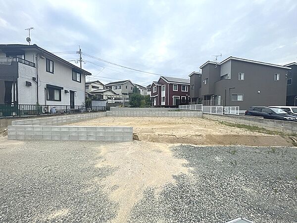 建築プランの可能性が広がる整形地。周辺には住宅が立ち並び、穏やかな住環境が期待できます。現地にて、この場所の魅力をぜひご体感ください。
