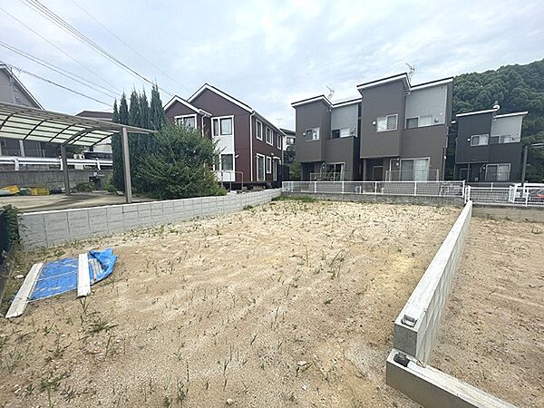 整備された住宅地の一角に位置する更地です。理想の住まいを形にする、自由な設計が叶います。