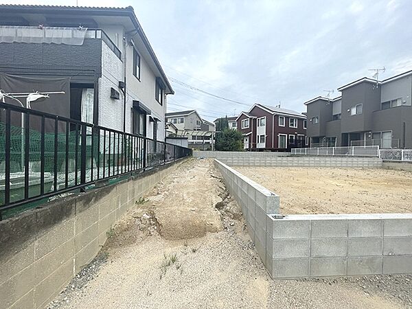 建築プランの可能性が広がる整形地。周辺には住宅が立ち並び、穏やかな住環境が期待できます。現地にて、この場所の魅力をぜひご体感ください。
