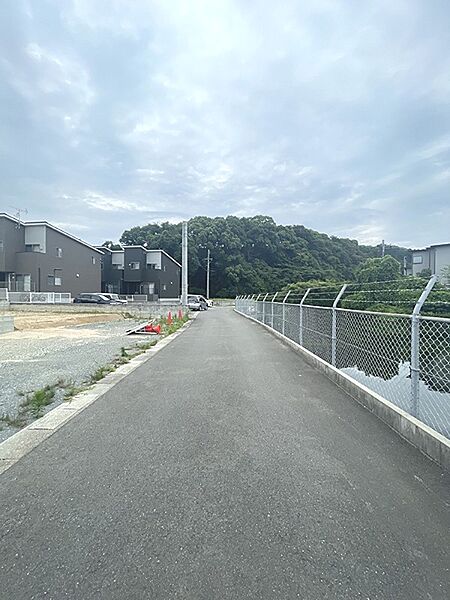 緑豊かな山を望む前面道路です。落ち着いた環境で新しい暮らしを始めませんか。現地にて周辺環境もご案内いたします。