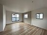 その他：複数の窓から光が差し込む明るいお部屋です。木目調のフローリングと落ち着いた壁の色合いが、多様なインテリアに調和します。
