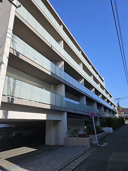空の青さが映える、明るい雰囲気のマンション。スタイリッシュな外観が魅力的です。穏やかな街並みで新生活をスタートしませんか。