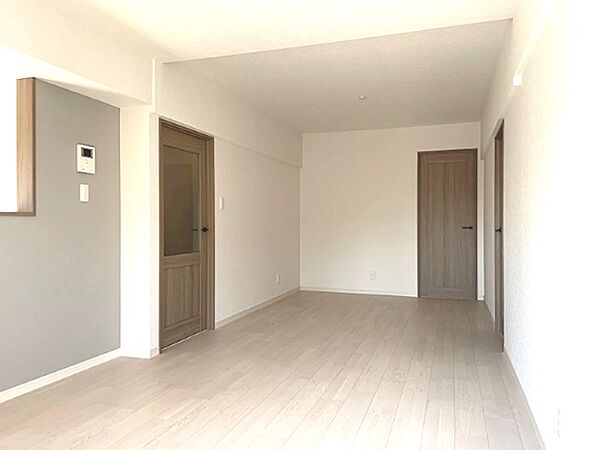 淡い木目調の床と白い壁が、お部屋を明るく広々と演出します。シンプルな空間だからこそ、家具の配置が映えるでしょう。新生活を彩るリビングを、あなた好みにデザインしてください。