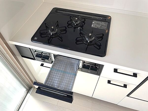 調理器具がすっきりと収まる引き出し収納付きシステムキッチン。IHコンロで毎日のお料理もスムーズに。